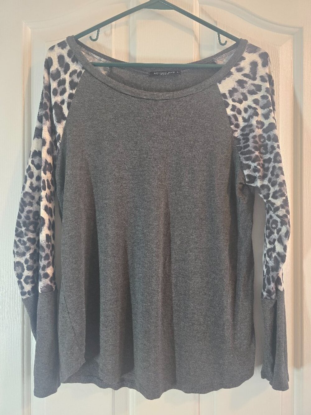 Acting Pro Los Angeles Women's XL Gray Leopard Print Raglan Long Sleeve Top